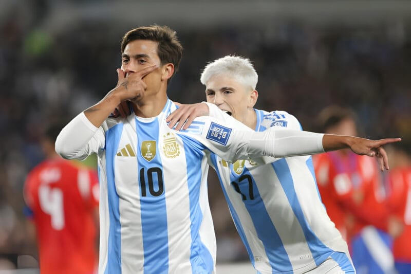 Dybala ấn định chiến thắng cho Argentina (Ảnh: Getty).