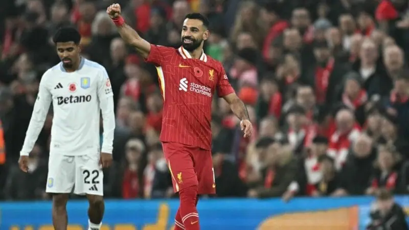 Mo Salah áp sát Rooney với phong độ hủy diệt