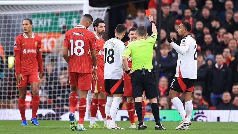 Robertson nhận thẻ đỏ trước Fulham