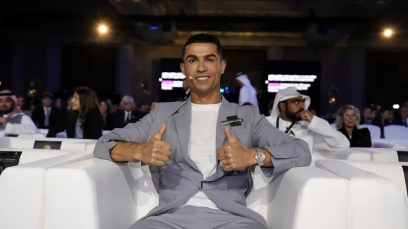 Ronaldo bị huyền thoại Pháp mỉa mai vì chê QBV và Ligue 1