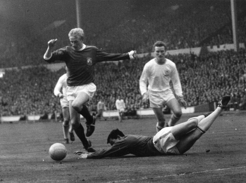 Denis Law vượt qua thủ thành Gordon Bank ở trận chung kết FA 1963