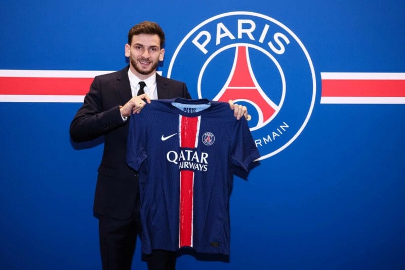 PSG hoàn tất thương vụ Khvicha Kvaratskhelia